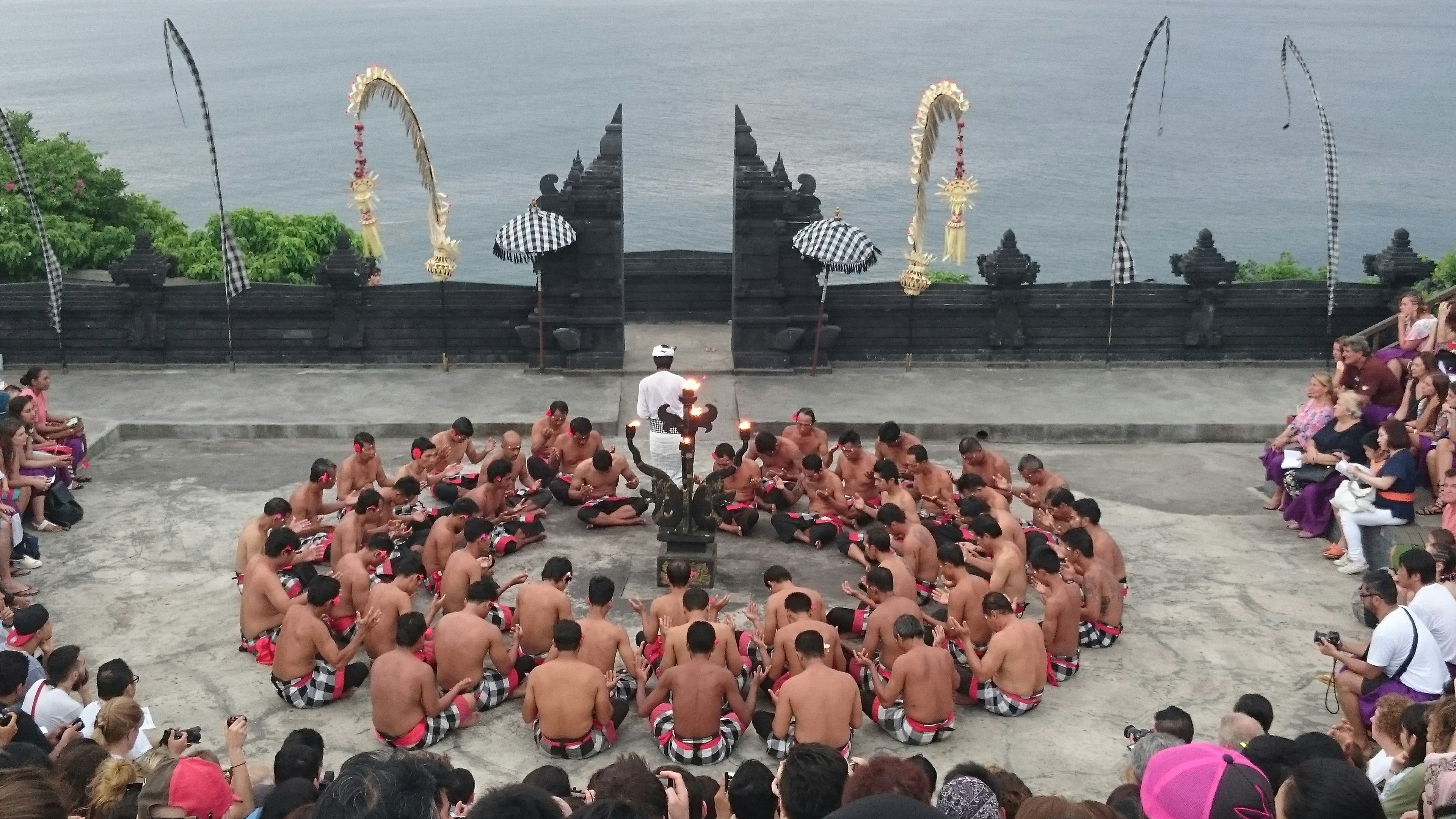 tari kecak
